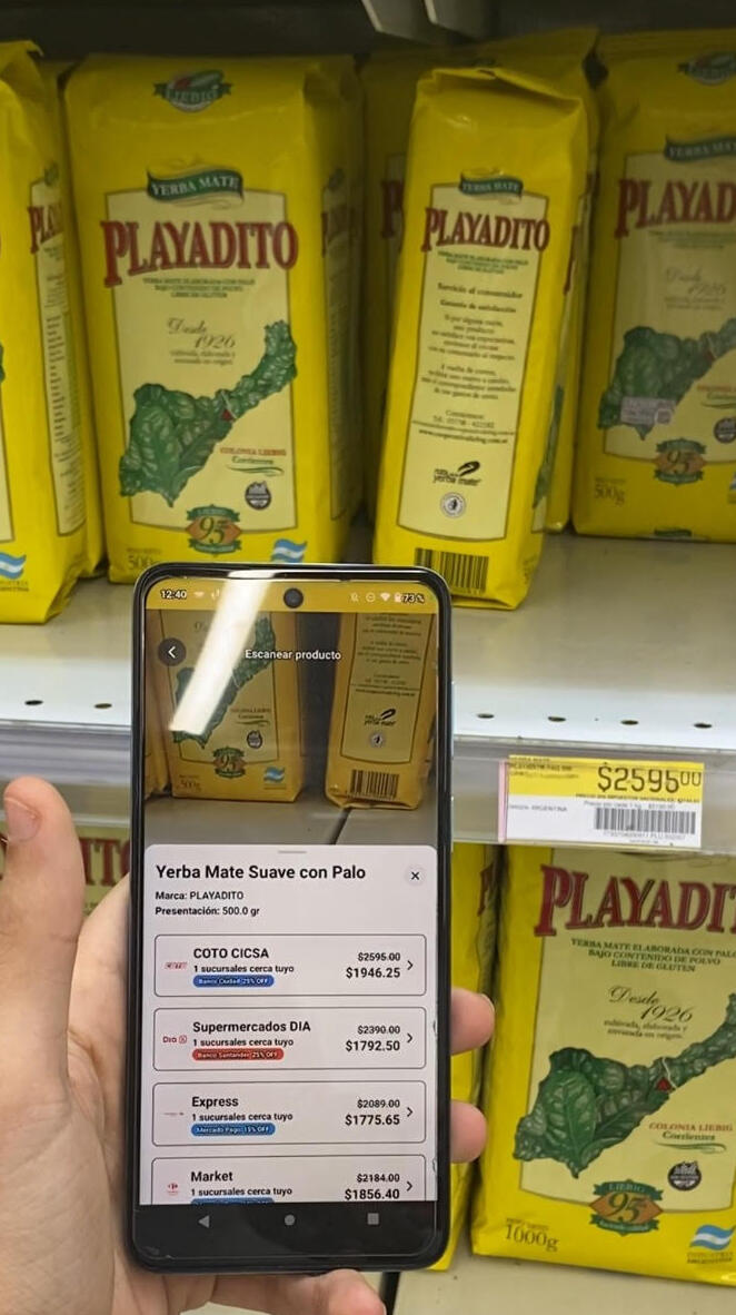 persona estresada frente al laptop